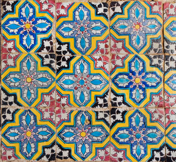 کاشی با هندسه الگوهای رنگارنگ در سبک دکوراسیون خاور میانه