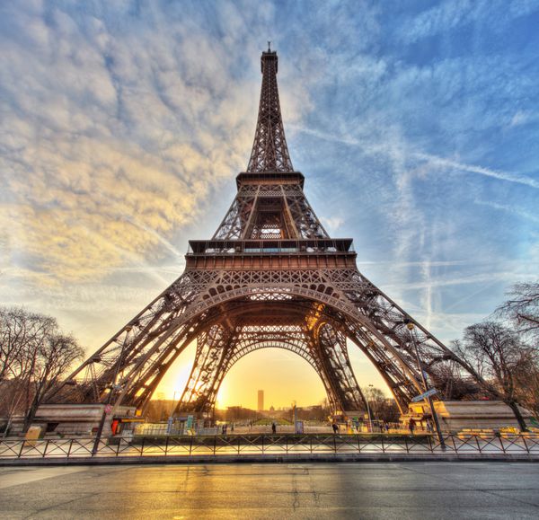 شات گسترده ای از برج ایفل با آسمان دراماتیک پاریس فرانسه
