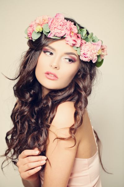 پرتره ملایم زیبا زن مد مدل موهای درخشان آرایشی آرایشی و گلهای گلدار