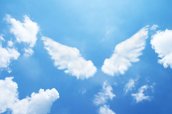 بال های فرشته از ابرها تشکیل شده است