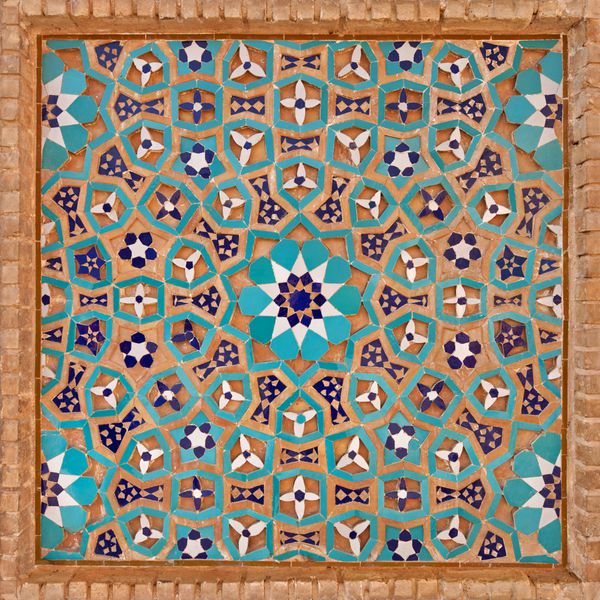 طراحی گل و ستاره در طرح اسلامی اسلامی ایران از کاشی و آجر در مسجد قدیم یزد یزد
