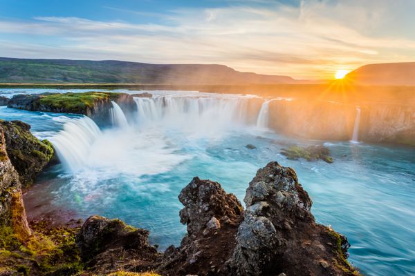 آبشار خداحافوس در غروب آفتاب ایسلند اروپا