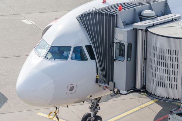 هواپیمای مسافری در دروازه برای آماده شدن برای ورود مسافر