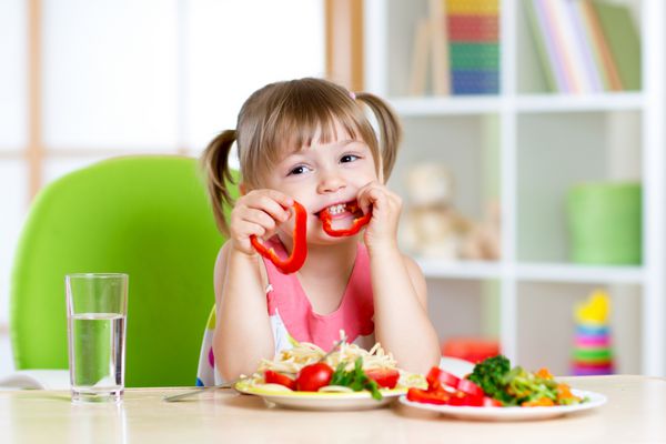 کودک خوردن غذای سالم در مهد کودک یا در خانه