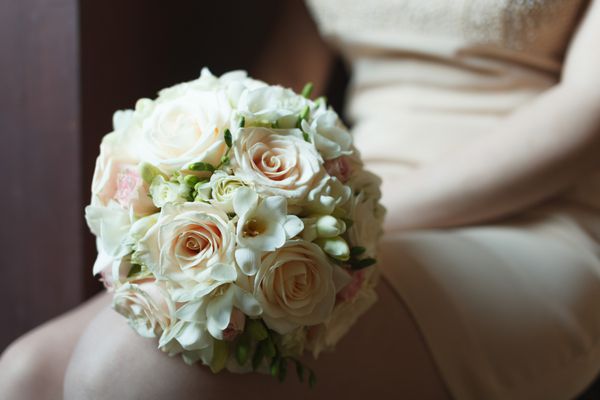 دسته گل عروسی گل رز و freesias
