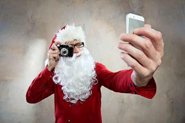 hipster santa خود را با دوربین عقب و تلفن هوشمند می سازد
