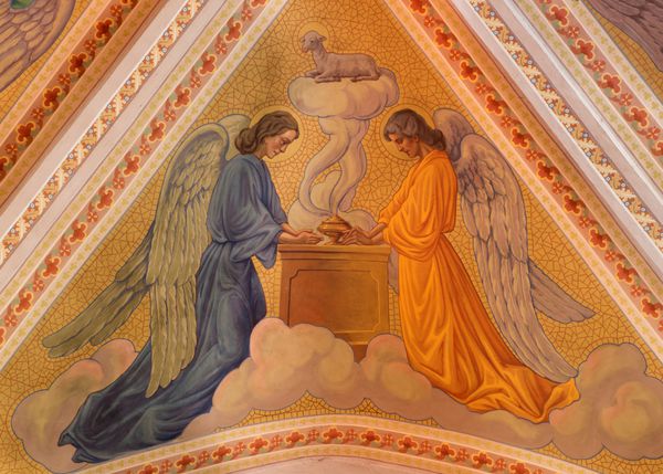 BANSKA STIAVNICA SLOVAKIA 2015 فوریه 5 فرشتگان و بره خدا در سقف کلیسای فرقه از سال 1910 توسط P J Kern