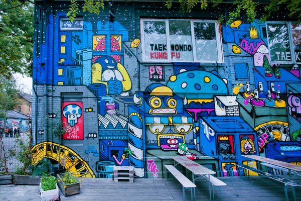 برلین آلمان سپتامبر 4 زندگی ربات در ترکیب هنر خیابانی با هنرمند ناشناس در کافه خالص خیابانی در تاریخ 4 سپتامبر 2015 منطقه شهری برلین شامل 4 میلیون نفر بود که 7 نفر در اروپا بیشترین جمعیت را داشتند