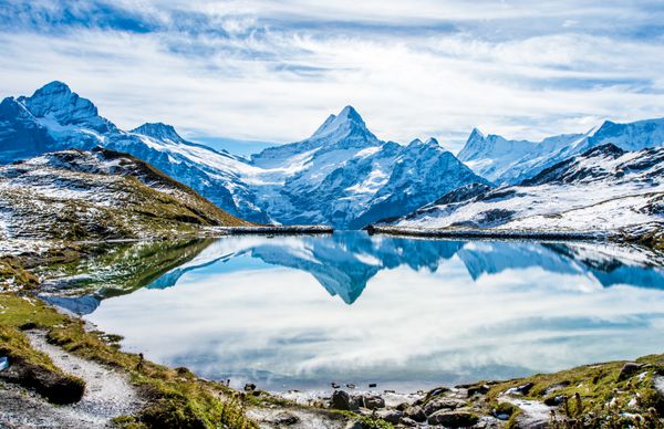 انعکاس آب آلپ سوئیس در Bachalpsee دریاچه کوه بالا Grindelwald سوئیس