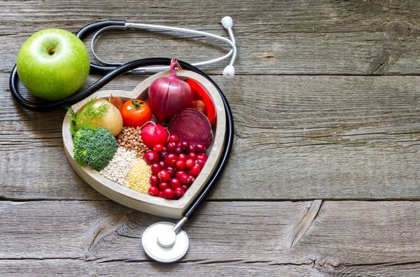 غذای سالم در مفهوم رژیم غذایی قلب و کلسترول بر روی تابلوهای پر زرق و برق