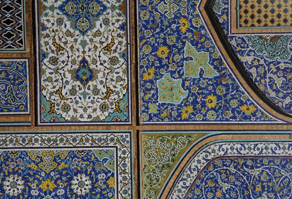 اصفهان ایران 15 آوریل 2015 موزاییک ایرانی اسلامی در مسجد جامع اصفهان 2015 آوریل 15 در اصفهان ایران