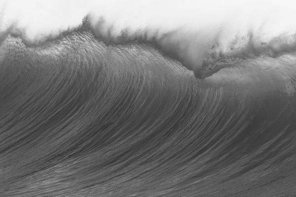 موج موج اقیانوس متورم بزرگ crashing قدرت آب در امتداد خط ساحلی فهرست سیاه و سفید