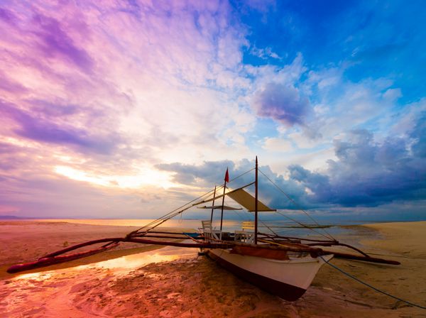 پس زمینه زیبا طبیعت شگفت انگیز دریای آبی آبی گرمسیری در فیلیپین مجتمع تعطیلات لوکس جزیره جزیره در مورد صخره مرجانی آزادی تازه غروب آفتاب Snorkel بهشت نارگیل قایق چوبی