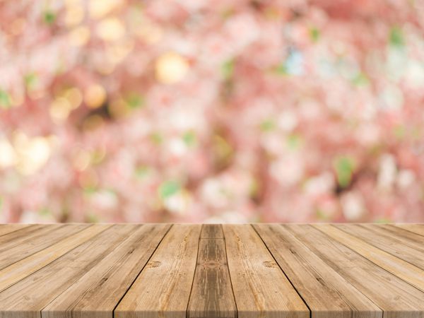 میز میز روی میز در پس زمینه مبهم گل گل رز صورتی می تواند برای نمایش یا مونتاژ محصولات خود استفاده شود