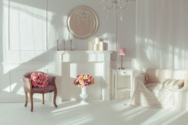 لوکس تمیز روشن داخلی سفید یک اتاق بزرگ با نور خورشید و گل در گلدان