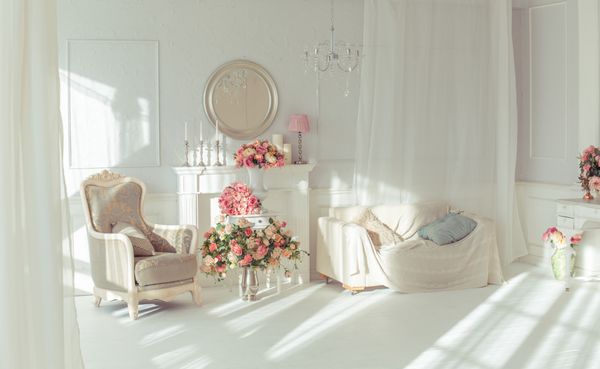 لوکس تمیز روشن داخلی سفید یک اتاق بزرگ با نور خورشید و گل در گلدان