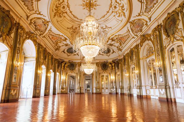 QUELUZ PORTUGAL 2012 ژوئیه 4 سالن کنفرانس قصر ملی Queluz با وجود اینکه بسیار کوچکتر است قصر اغلب به عنوان ورسای پرتغالی شناخته می شود