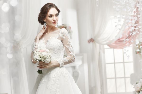 زن زیبا در لباس عروسی قرار می دهد
