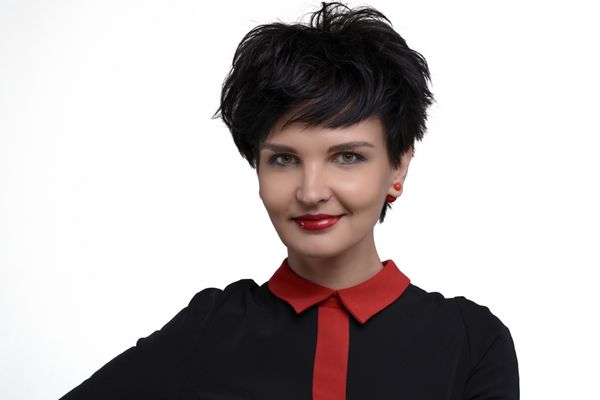 تصویر جدا شده از زن کسب و کار با آرایش روشن با سیاه و سفید کوتاه