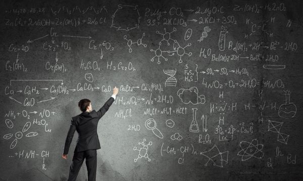 دانشمند نوشتن فرمول در تخته سیاه
