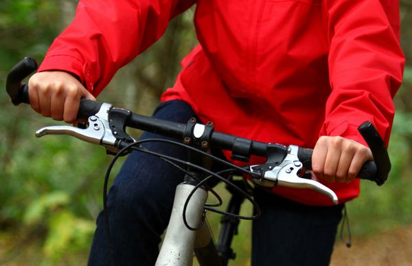 دوچرخه سواری در جنگل نزدیک شدن زن در mountainbike