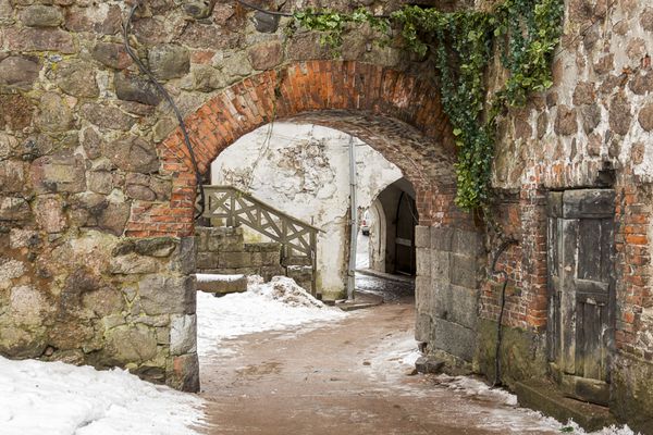 قوس آجر قلعه در دیوار