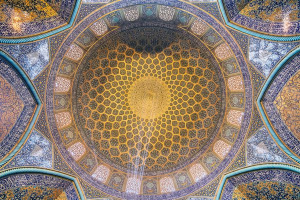 اصفهان 13 دسامبر سال 2015 مسجد شیخ لطف الله در Naqhsh الکترونیکی ميدان نقش جهان در اصفهان نمای سقف