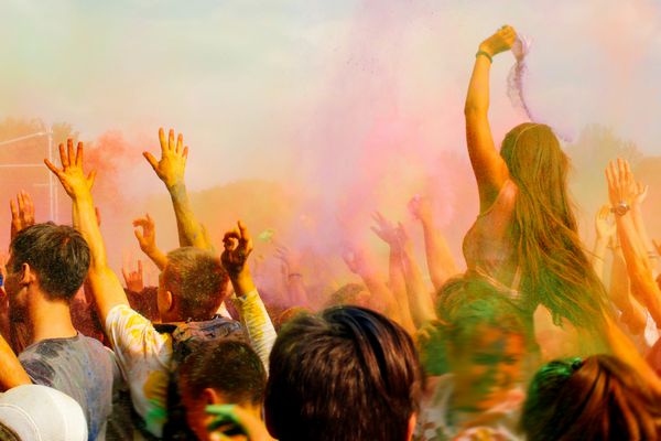 مردم در حال برگزاری مهمانی زیر ابر پودر رنگارنگ در جشن هالی جشنواره رنگ در تابستان لحظه شگفت انگیز است