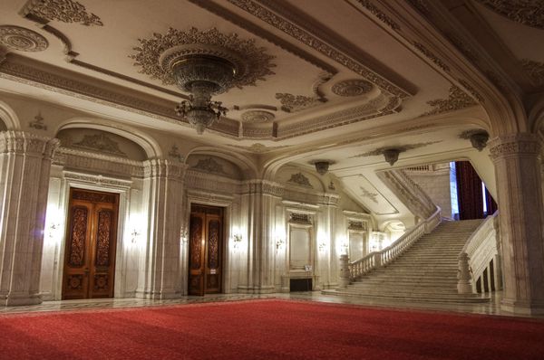 بخارست رومانی 2014 مه 5 داخل کاخ پارلمان با لوستر فرش قرمز و راه پله اصلی