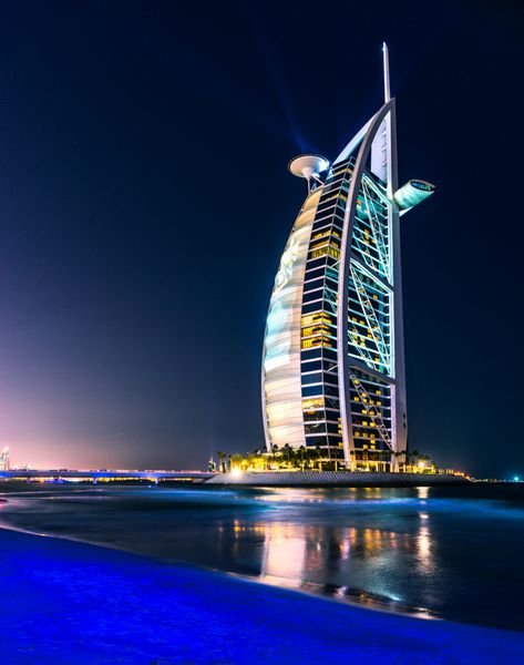 دوبی امارات متحده عربی 20 ژانویه هتل برج العربی در تاریخ 20 ژانویه 2011 در دبی امارات متحده عربی Burj Al Arab یک هتل لوکس 5 ستاره است که در کنار جزیره مصنوعی در کنار ساحل جمیرا ساخته شده است