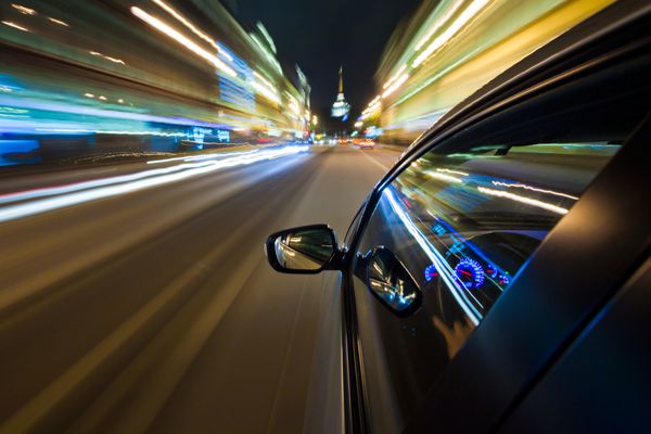 رانندگی سریع در شب شهر