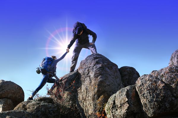 کمک به دست گرفتن نور خورشید بین دو کوهنورد