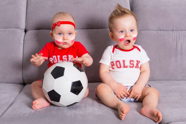 طرفداران فوتبال دوقلوها نوزاد تیم لهستان در رنگ های ملی