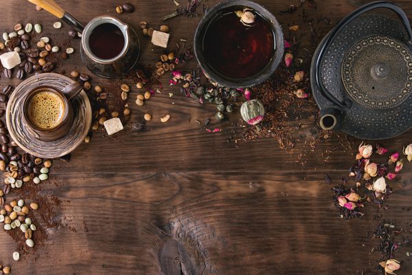 مواد غذایی زمينه چای و قهوه تم مختلف سیاه و سبز خشک چای مختلف قهوه فنجان چای و قهوه قوری بر زمینه تیره چوبی مشاهده صفحه فضا برای متن
