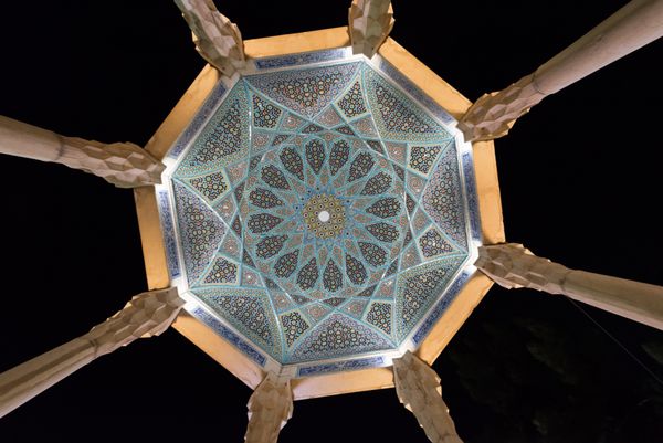 نمایش از دکوراسیون کاشی هندسی داخلی گنبد حافظ حافظ آرامگاه شاعر ایرانی در شیراز ایران
