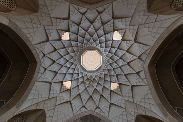 کاشان ایران 10 اکتبر 2015 یک زاویه کم از سقف تزئینی غنی پیچیده یکی از ساختمان های نجیب شهر کاشان