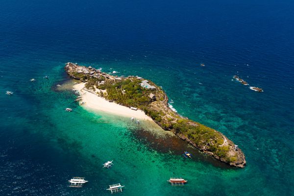 دید هوایی از خلیج زیبا در جزیره گرمسیری با شن و ماسه بسیار سفید Island Boracay فیلیپین