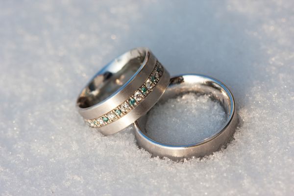حلقه های عروسی در برف