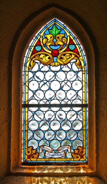 پنجره شیشه ای رنگی کلیسا