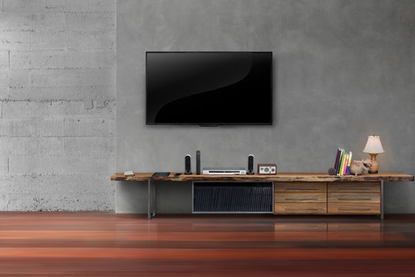 اتاق نشیمن منجر تلویزیون بر روی دیوار با سبک مدرن زیر شیروانی قرار دادن میز رسانه