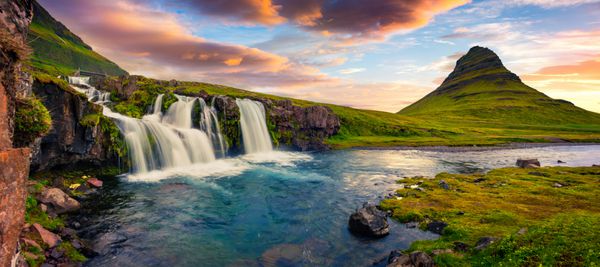 تابستان غروب در کوه آبشار Kirkjufellsfoss و Kirkjufell معروف است چشم انداز رنگارنگ شب اروپا شبه جزیره ایسلند Snaefellsnes پست سبک هنری پردازش عکس