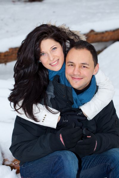 جوان شاد خندان زن و شوهر خارج در طول زمستان