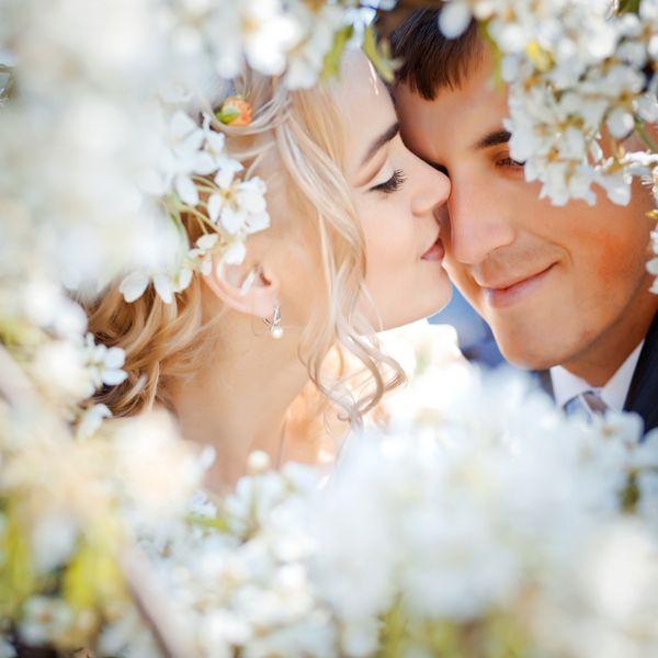 بوسه زن و شوهر عروسی در بهار طبیعت نزدیک پرتره