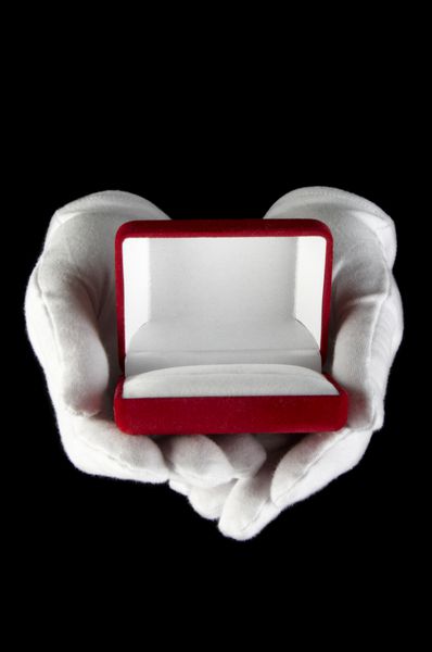 دست دستکش سفید ارائه شده با جعبه باز برای طلا و جواهر