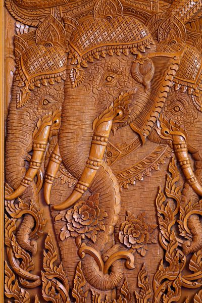 الگوی چوب کنده کاری بر روی درب معبد تایلندی