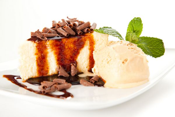 کیک پنیر با بستنی تراشه شکلات و نعناع