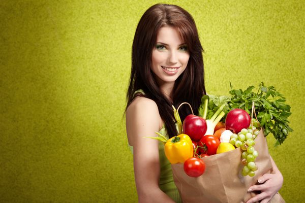 پرتره دختر خود را در دست پر از میوه های مختلف و سبزیجات