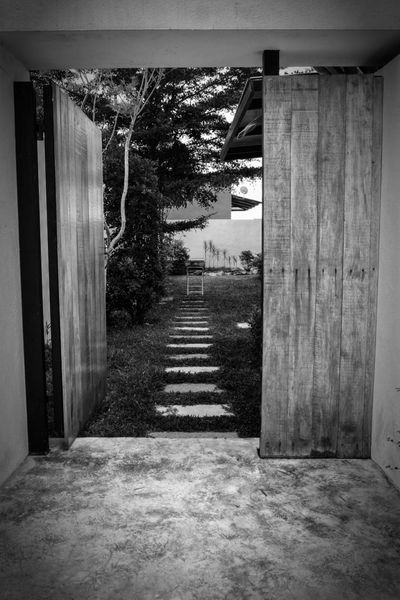 باز کردن درب به سیاه و سفید باغ