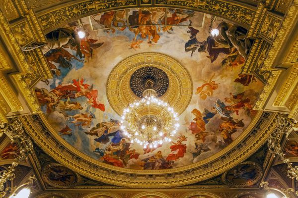 بوداپست مجارستان 2016 12 سپتامبر داخلی از مجاری سلطنتی اپرا HouseDetail از سالن با نقاشی ابرنگی نا گذرا آن را از Karoly Lotz