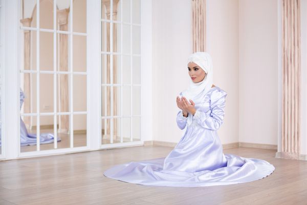 عروس جوان زیبا در لباس مسلمان سنتی سفید لباس عروسی مسلمان برای نیکا